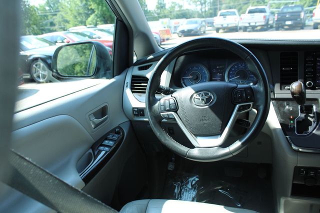 2018 Toyota Sienna XLE FWD 8-Passenger - 23051550 - 15