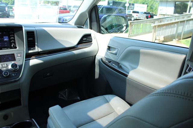 2018 Toyota Sienna XLE FWD 8-Passenger - 23051550 - 16