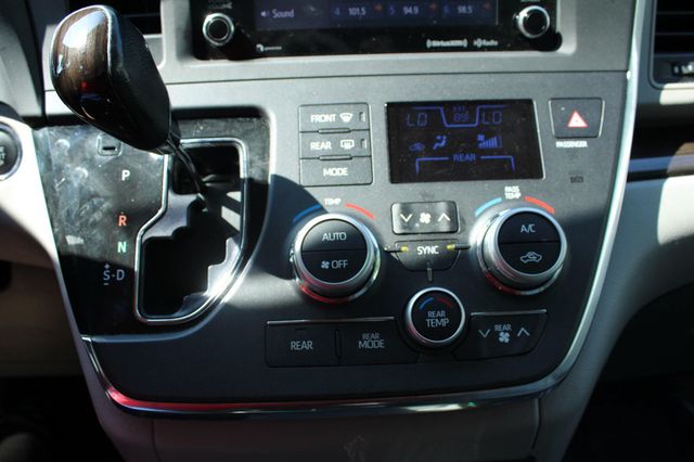 2018 Toyota Sienna XLE FWD 8-Passenger - 23051550 - 19