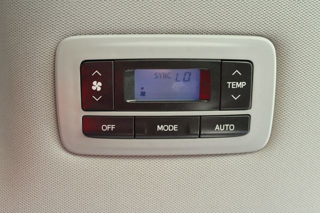 2018 Toyota Sienna XLE FWD 8-Passenger - 23051550 - 27