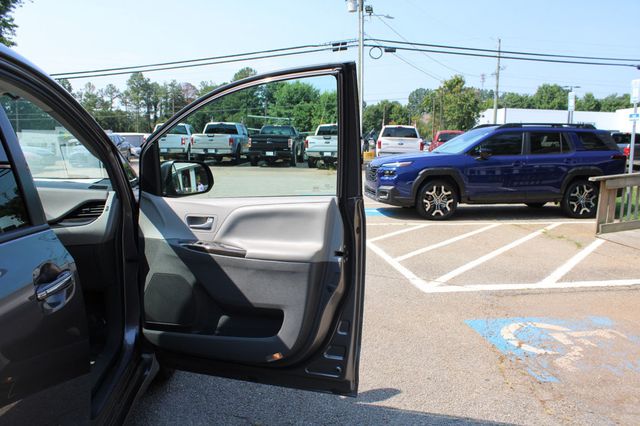 2018 Toyota Sienna XLE FWD 8-Passenger - 23051550 - 31