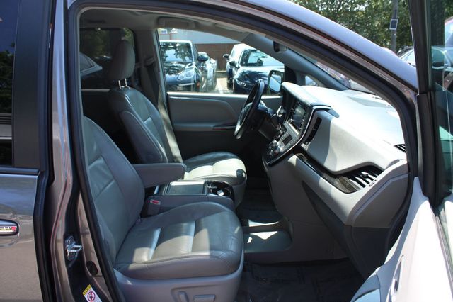 2018 Toyota Sienna XLE FWD 8-Passenger - 23051550 - 32