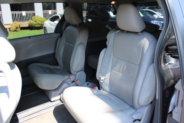 2018 Toyota Sienna XLE FWD 8-Passenger - 23051550 - 33
