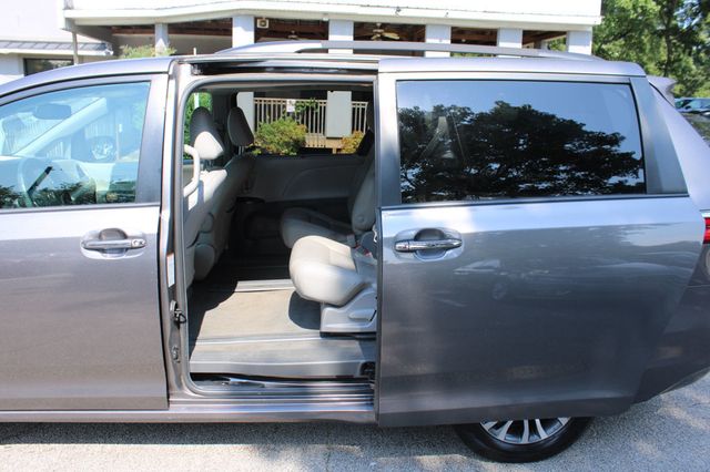 2018 Toyota Sienna XLE FWD 8-Passenger - 23051550 - 36