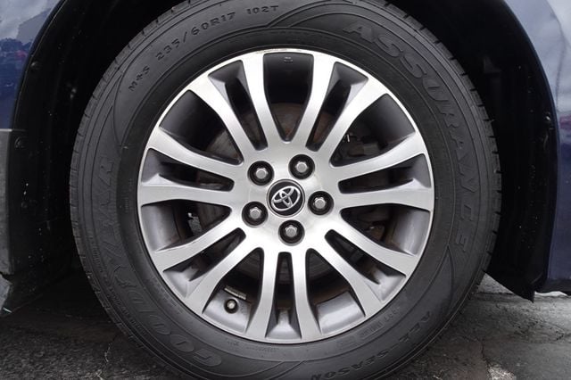 2018 Toyota Sienna XLE FWD 8-Passenger - 22935433 - 9