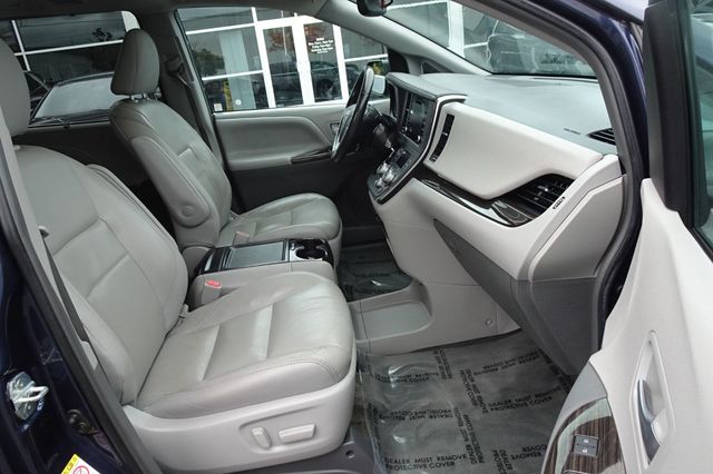 2018 Toyota Sienna XLE FWD 8-Passenger - 22935433 - 10