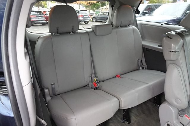 2018 Toyota Sienna XLE FWD 8-Passenger - 22935433 - 12