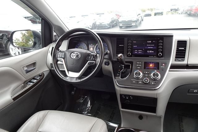 2018 Toyota Sienna XLE FWD 8-Passenger - 22935433 - 13