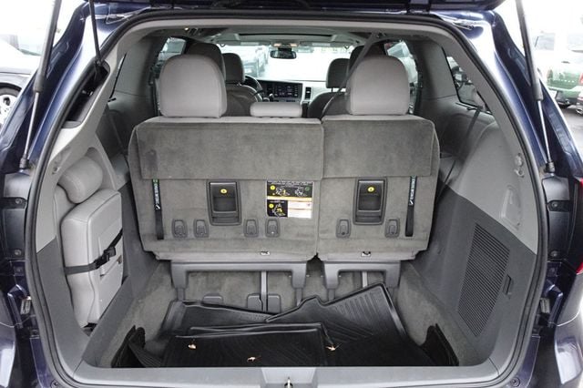2018 Toyota Sienna XLE FWD 8-Passenger - 22935433 - 15
