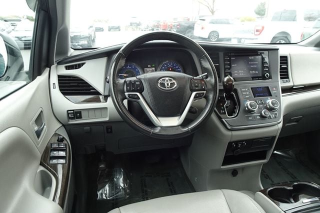 2018 Toyota Sienna XLE FWD 8-Passenger - 22935433 - 16