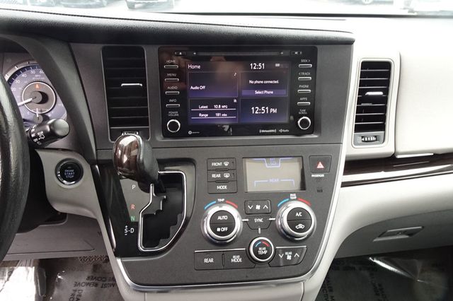 2018 Toyota Sienna XLE FWD 8-Passenger - 22935433 - 17