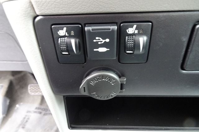 2018 Toyota Sienna XLE FWD 8-Passenger - 22935433 - 19