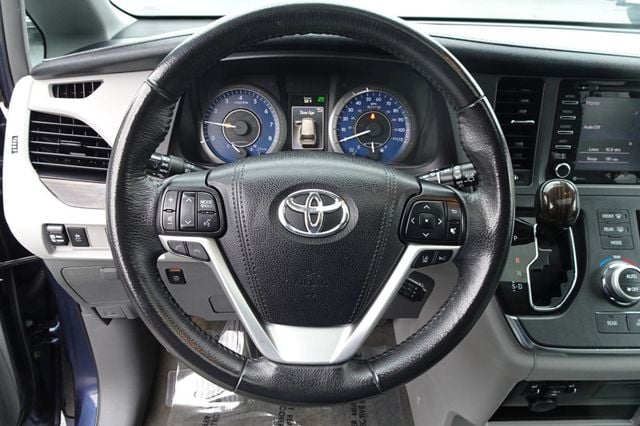 2018 Toyota Sienna XLE FWD 8-Passenger - 22935433 - 20