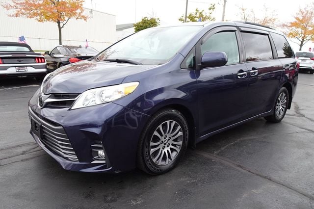 2018 Toyota Sienna XLE FWD 8-Passenger - 22935433 - 3