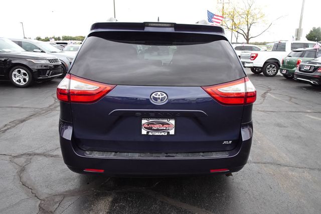 2018 Toyota Sienna XLE FWD 8-Passenger - 22935433 - 6