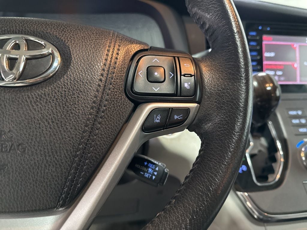 2018 Toyota Sienna XLE Premium FWD 8-Passenger - 22988936 - 12