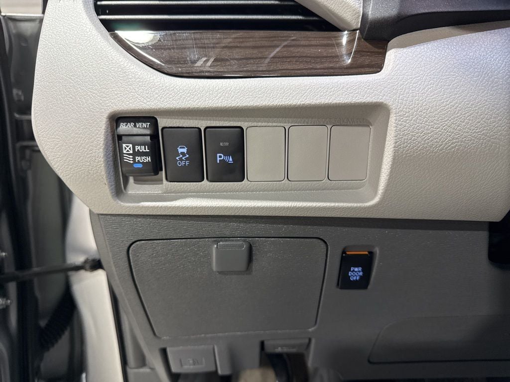 2018 Toyota Sienna XLE Premium FWD 8-Passenger - 22988936 - 14