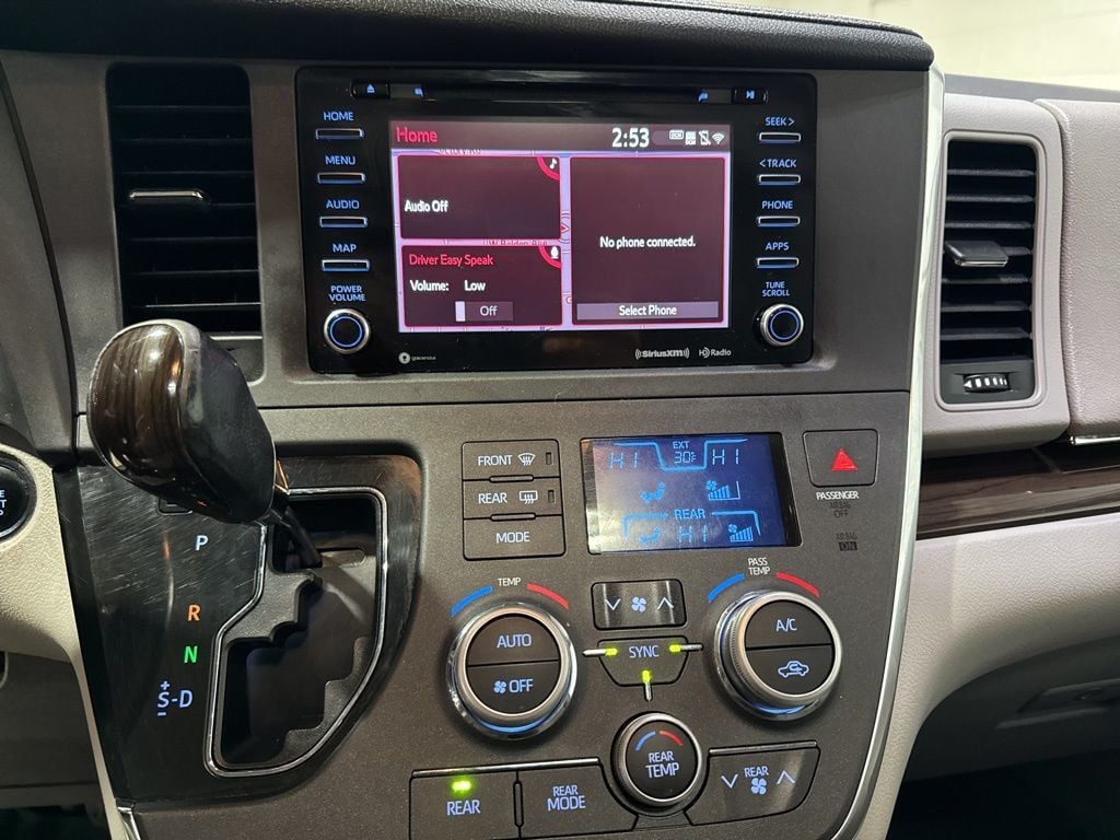 2018 Toyota Sienna XLE Premium FWD 8-Passenger - 22988936 - 16