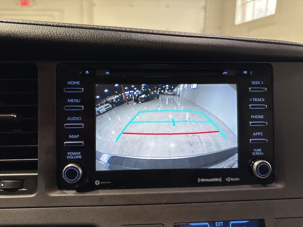 2018 Toyota Sienna XLE Premium FWD 8-Passenger - 22988936 - 19