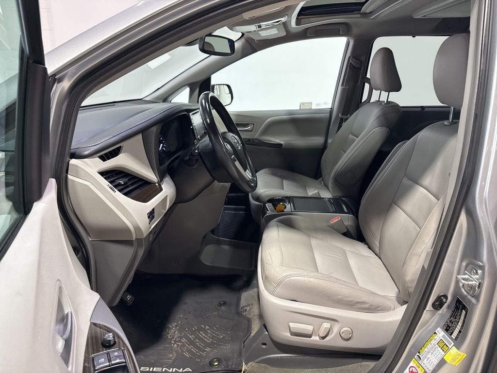 2018 Toyota Sienna XLE Premium FWD 8-Passenger - 22988936 - 24