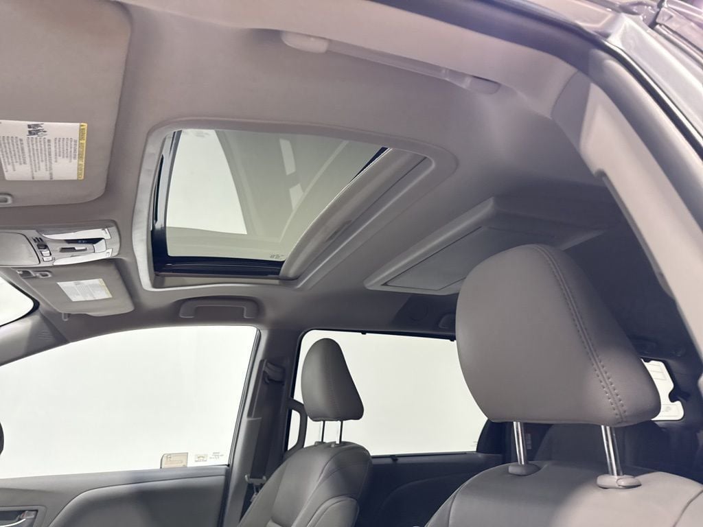 2018 Toyota Sienna XLE Premium FWD 8-Passenger - 22988936 - 28