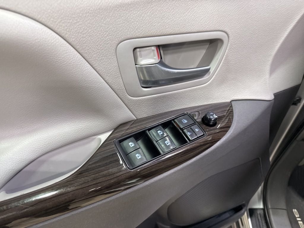 2018 Toyota Sienna XLE Premium FWD 8-Passenger - 22988936 - 30