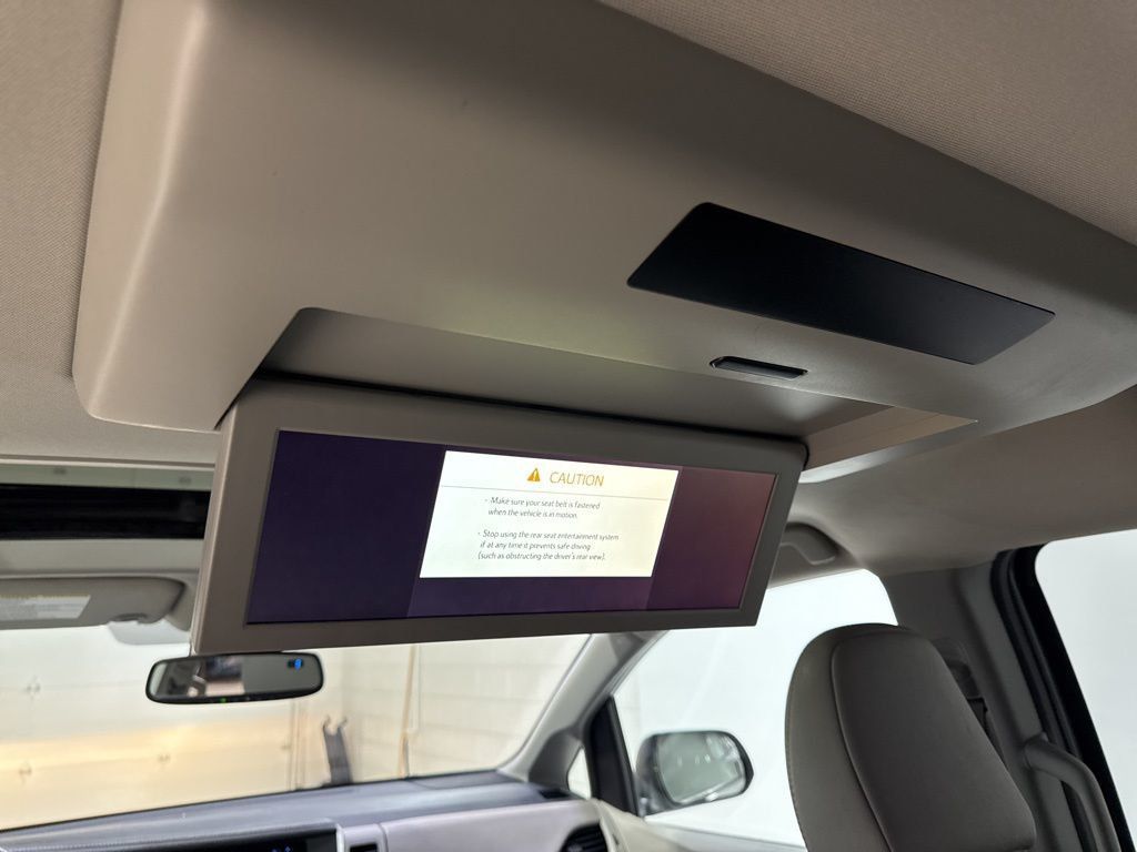 2018 Toyota Sienna XLE Premium FWD 8-Passenger - 22988936 - 35