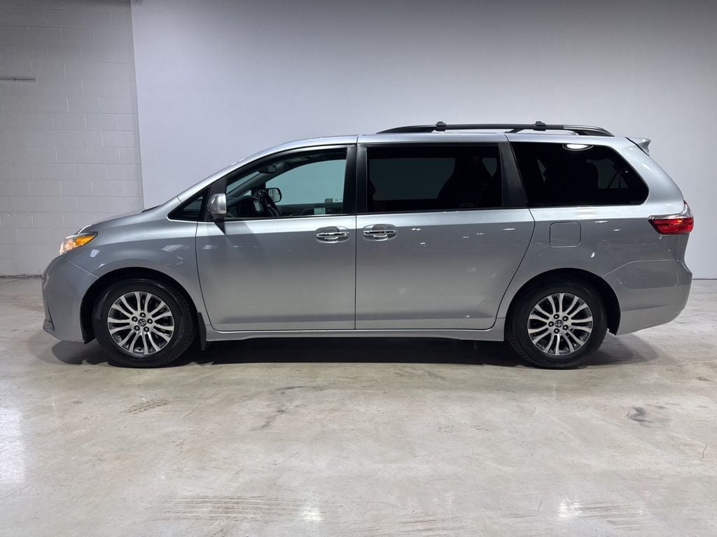 2018 Toyota Sienna XLE Premium FWD 8-Passenger - 22988936 - 3