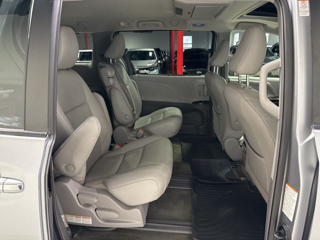 2018 Toyota Sienna XLE Premium FWD 8-Passenger - 22988936 - 41