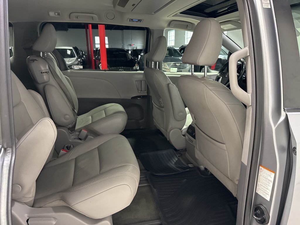 2018 Toyota Sienna XLE Premium FWD 8-Passenger - 22988936 - 42