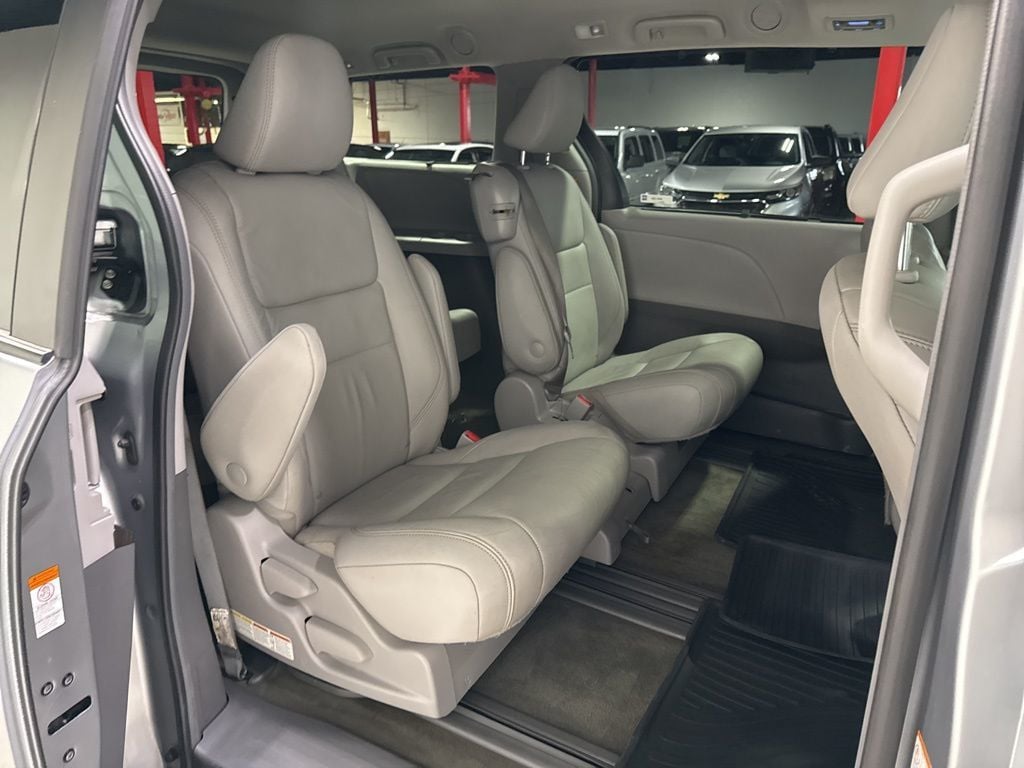 2018 Toyota Sienna XLE Premium FWD 8-Passenger - 22988936 - 43