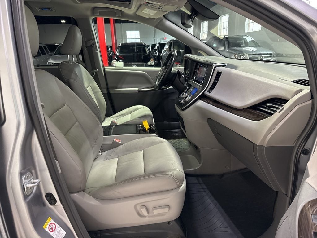 2018 Toyota Sienna XLE Premium FWD 8-Passenger - 22988936 - 45