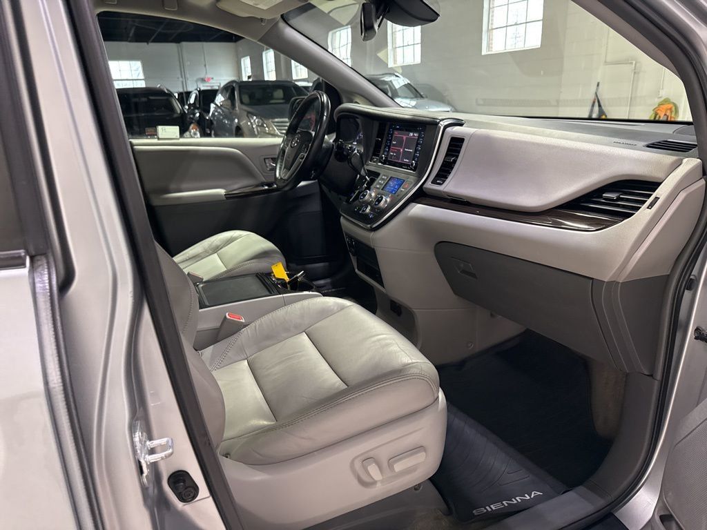 2018 Toyota Sienna XLE Premium FWD 8-Passenger - 22988936 - 46
