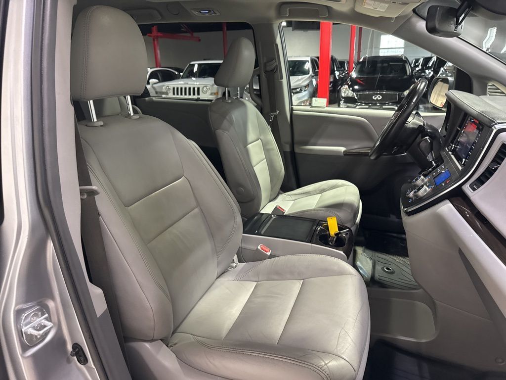 2018 Toyota Sienna XLE Premium FWD 8-Passenger - 22988936 - 47
