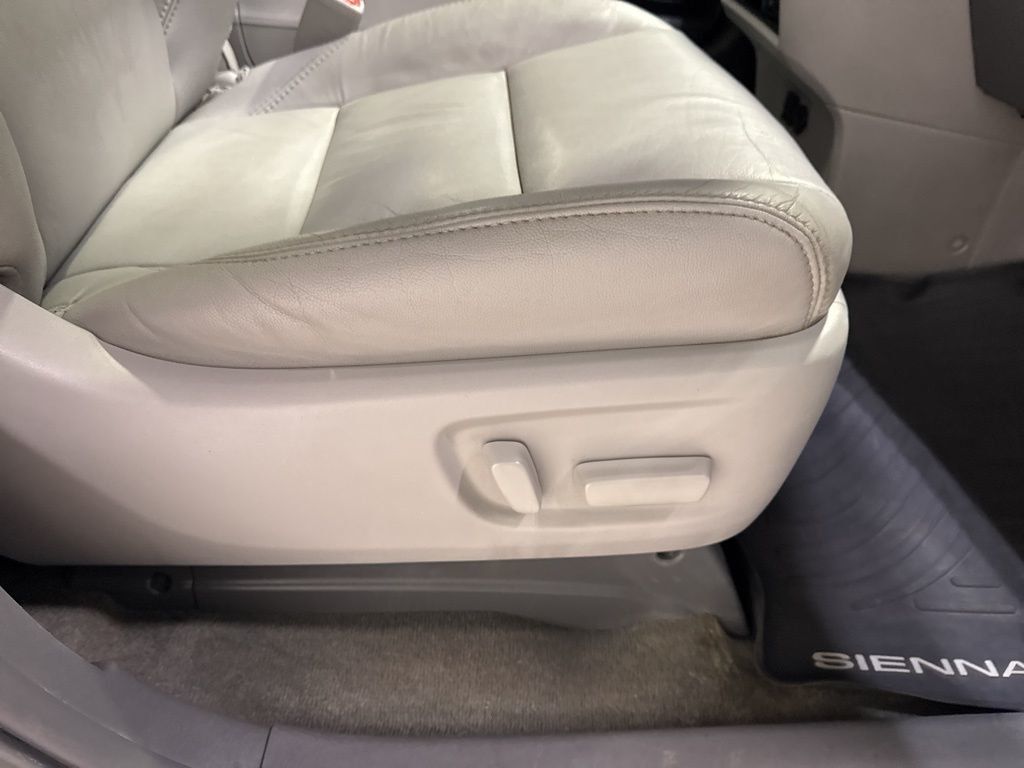 2018 Toyota Sienna XLE Premium FWD 8-Passenger - 22988936 - 48