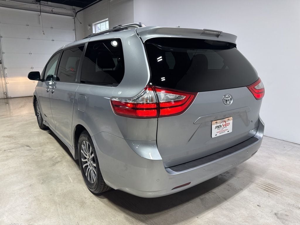 2018 Toyota Sienna XLE Premium FWD 8-Passenger - 22988936 - 4