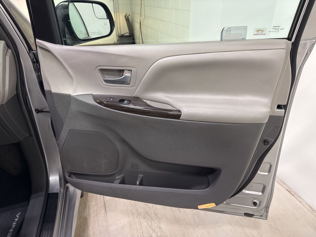 2018 Toyota Sienna XLE Premium FWD 8-Passenger - 22988936 - 49