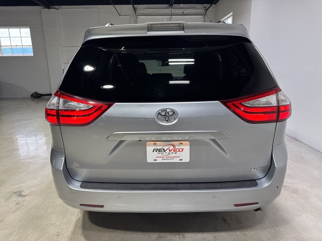 2018 Toyota Sienna XLE Premium FWD 8-Passenger - 22988936 - 5