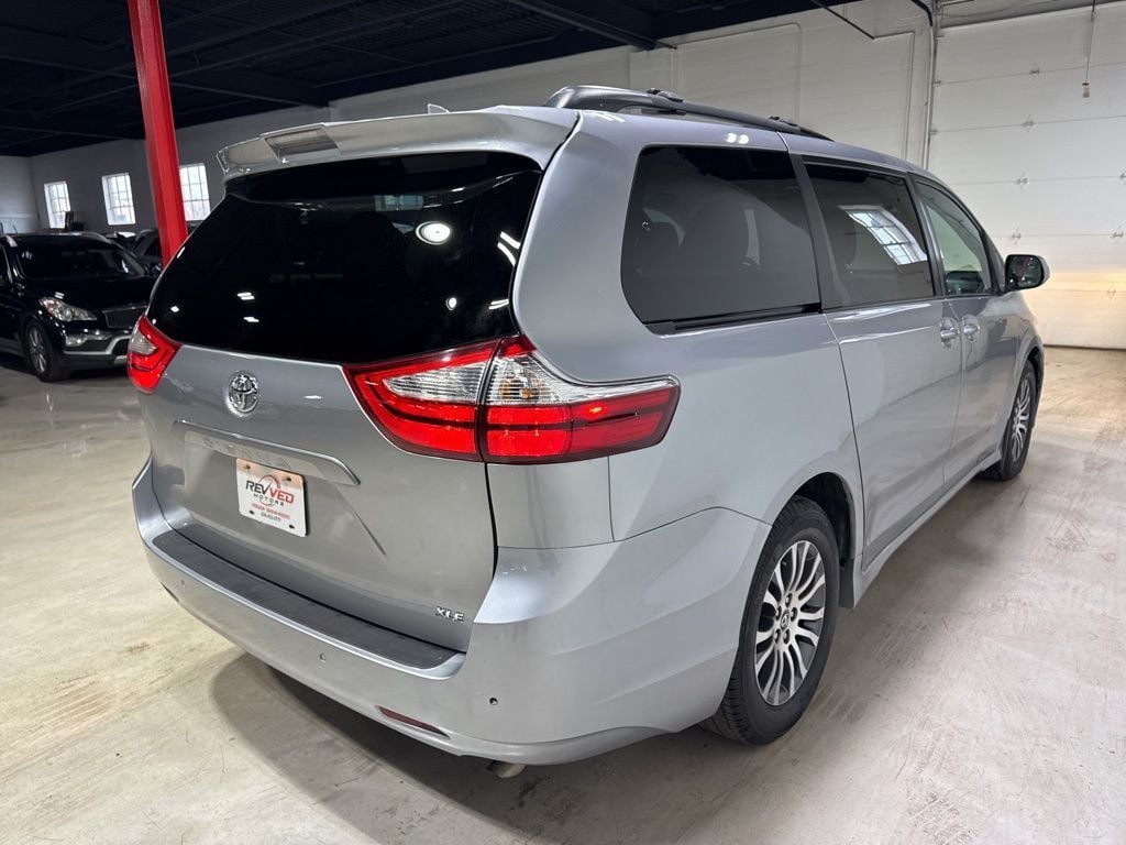 2018 Toyota Sienna XLE Premium FWD 8-Passenger - 22988936 - 6