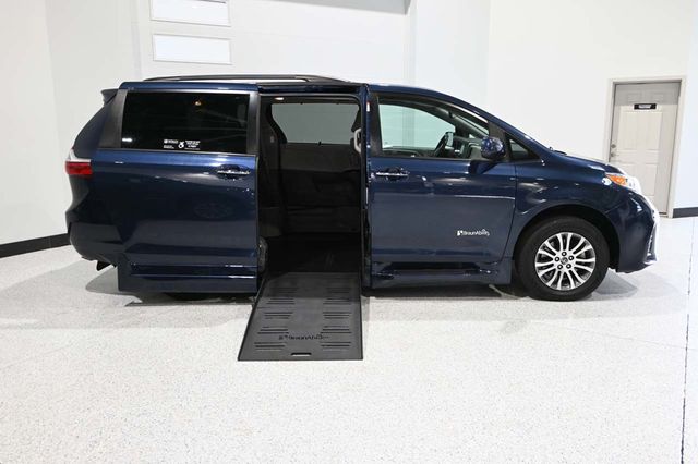 2018 Toyota Sienna XLE Premium FWD 8-Passenger - 23044280 - 16
