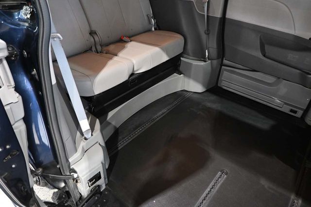 2018 Toyota Sienna XLE Premium FWD 8-Passenger - 23044280 - 17