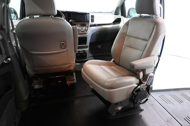 2018 Toyota Sienna XLE Premium FWD 8-Passenger - 23044280 - 21