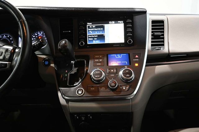 2018 Toyota Sienna XLE Premium FWD 8-Passenger - 23044280 - 24