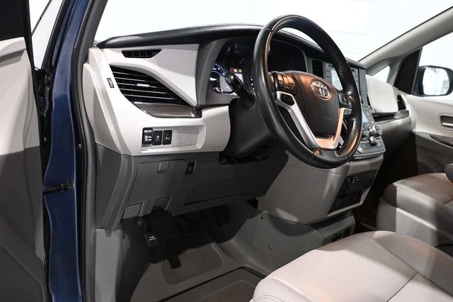 2018 Toyota Sienna XLE Premium FWD 8-Passenger - 23044280 - 33