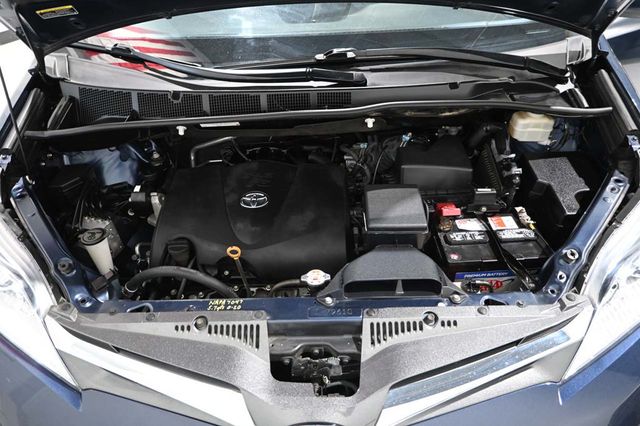 2018 Toyota Sienna XLE Premium FWD 8-Passenger - 23044280 - 38