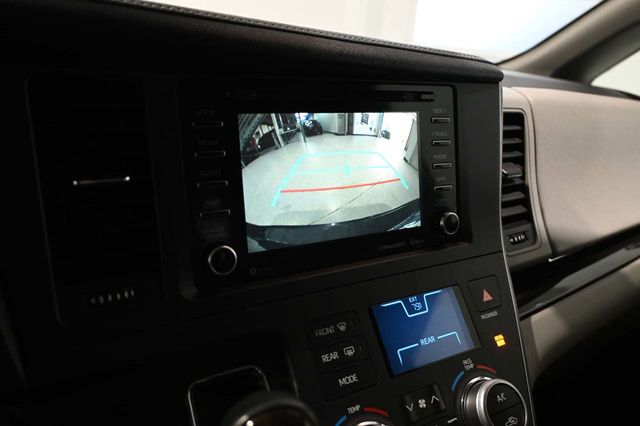 2018 Toyota Sienna XLE Premium FWD 8-Passenger - 23044280 - 40