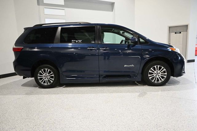 2018 Toyota Sienna XLE Premium FWD 8-Passenger - 23044280 - 4