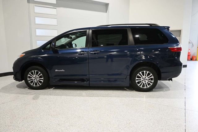 2018 Toyota Sienna XLE Premium FWD 8-Passenger - 23044280 - 8