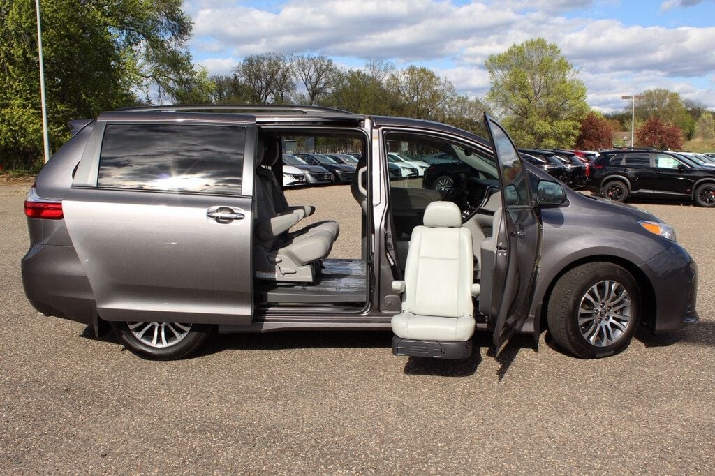 2018 Toyota Sienna XLE W/ NAVIGATION, MOONROOF, & LEATHER W/ HANDICAP  PASSEN. SEAT - 23012606 | Video 1