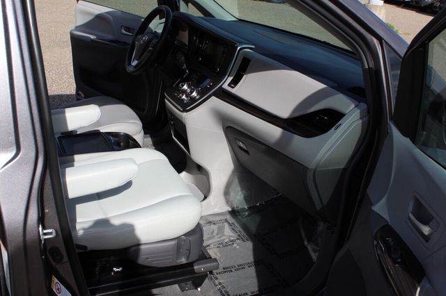 2018 Toyota Sienna XLE W/ NAVIGATION, MOONROOF, & LEATHER W/ HANDICAP  PASSEN. SEAT - 23012606 - 11